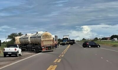 Imagem da notícia Colisão entre carro e carretas deixa ferido na BR-163 em São Gabriel do Oeste